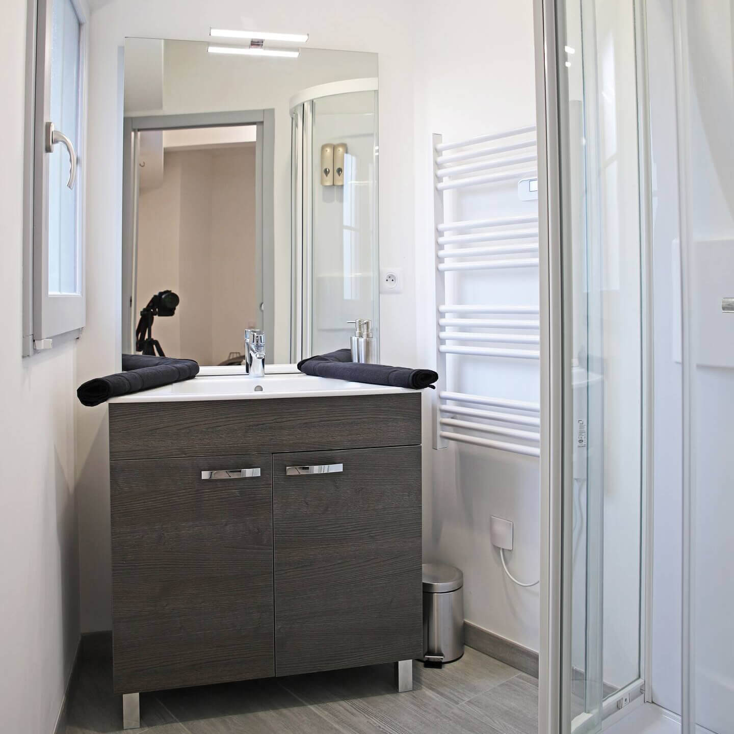 Salle de bain dans un logement loué en location courte durée à Eauze